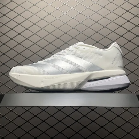 アディダス スニーカー