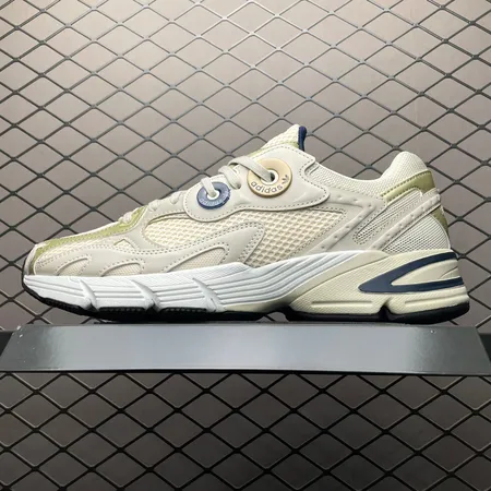 アディダス スニーカー