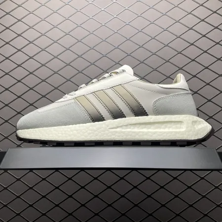 アディダス スニーカー