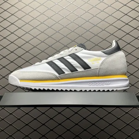 アディダス スニーカー