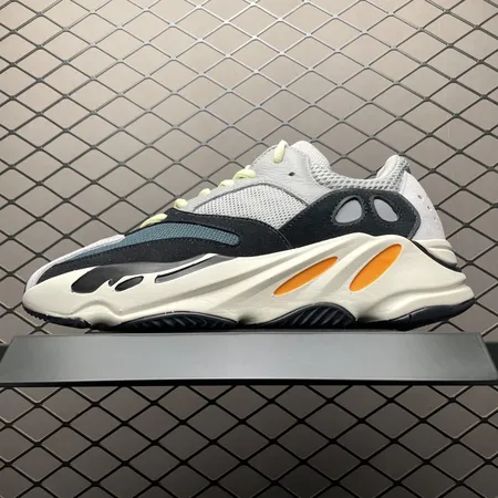 アディダス スニーカー