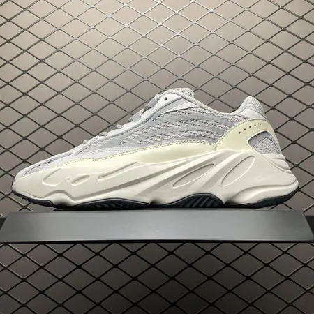 アディダス スニーカー