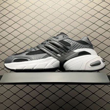 アディダス スニーカー