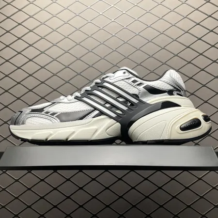 アディダス スニーカー