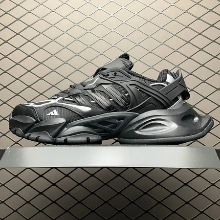 アディダス スニーカー