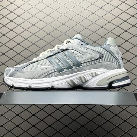 アディダス スニーカー