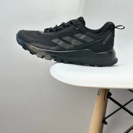 アディダス スニーカー