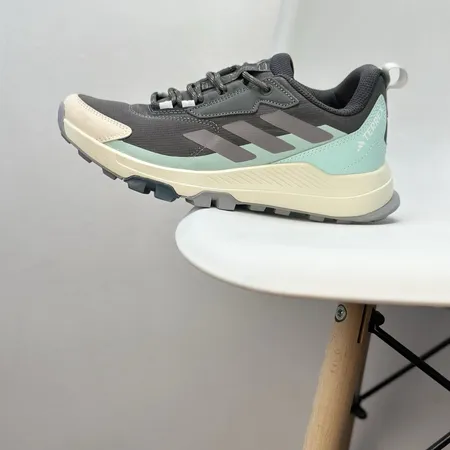 アディダス スニーカー