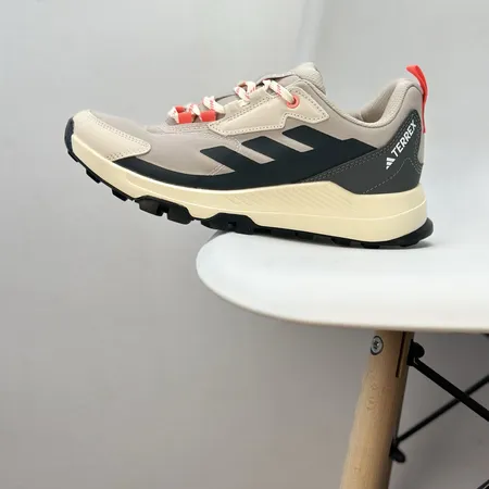 アディダス スニーカー