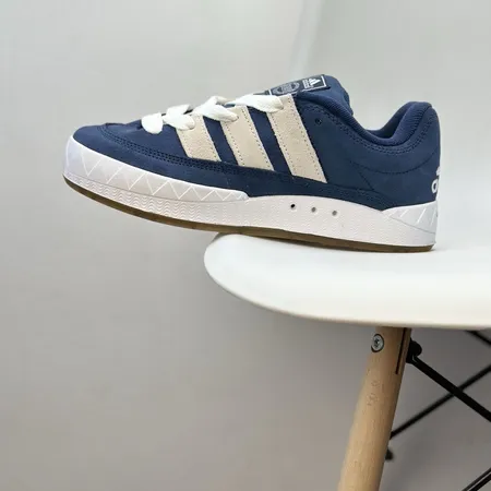 アディダス カジュアルシューズ