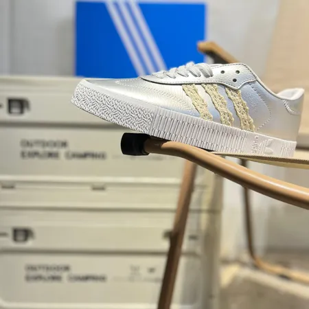 アディダス カジュアルシューズ