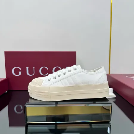 グッチ カジュアルシューズ