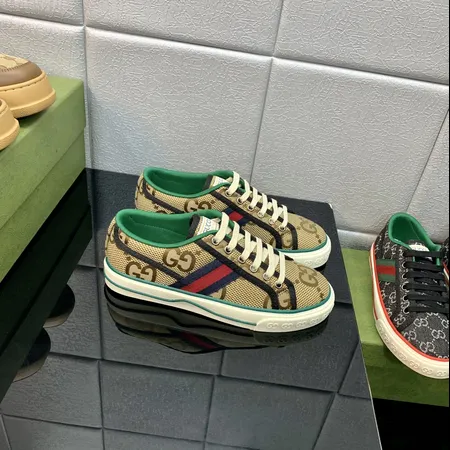 グッチ カジュアルシューズ