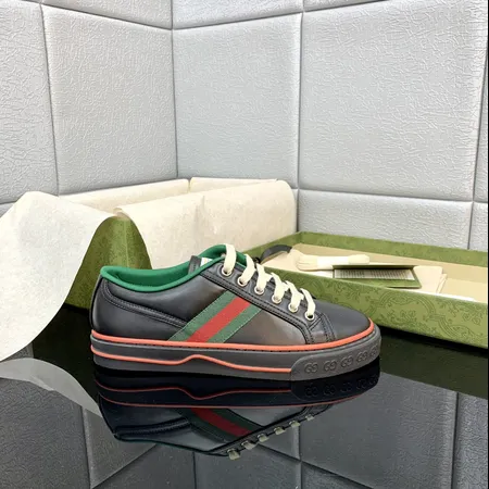 グッチ カジュアルシューズ