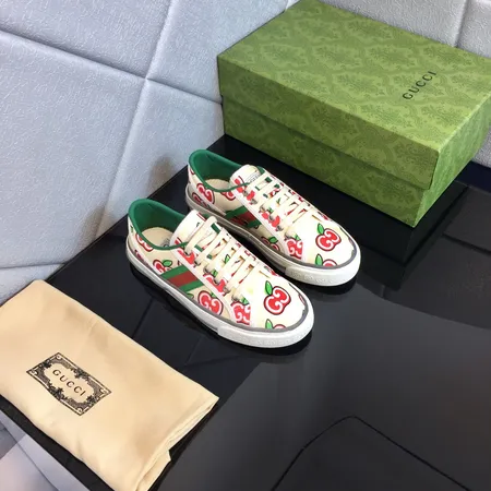 グッチ カジュアルシューズ
