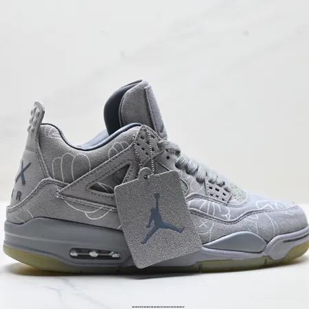 カウズ スニーカー