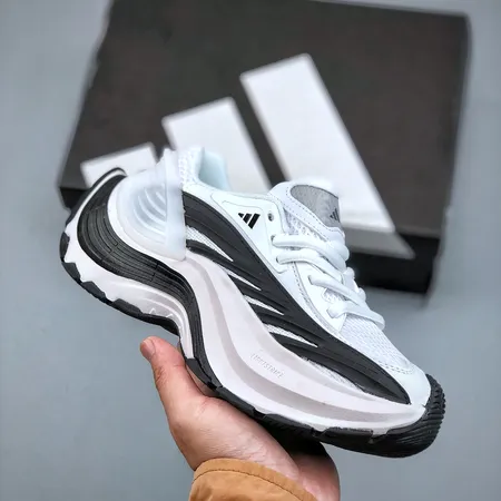 アディダス スニーカー