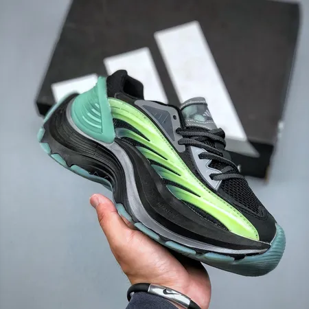 アディダス スニーカー