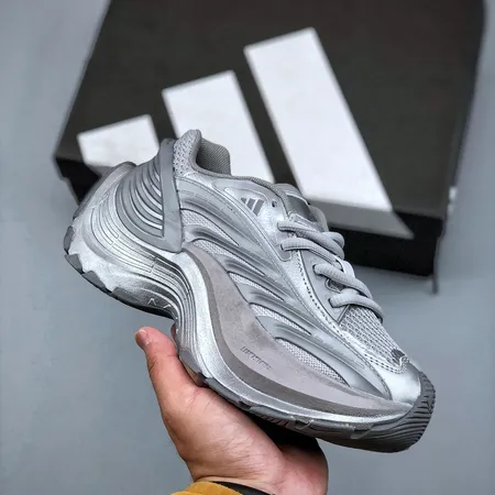 アディダス スニーカー