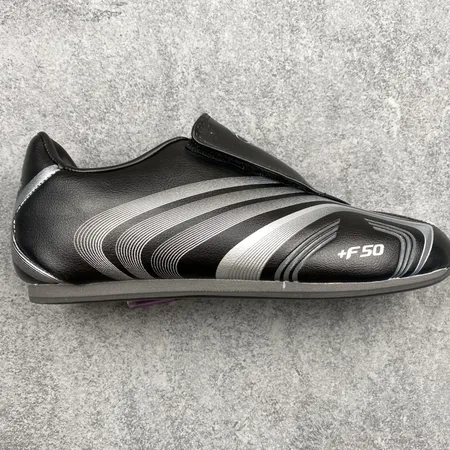 アディダス スニーカー