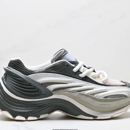 アディダス スニーカー