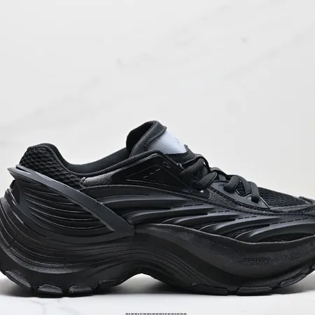 アディダス スニーカー