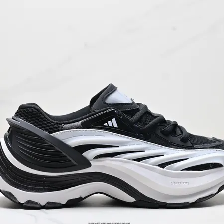 アディダス スニーカー