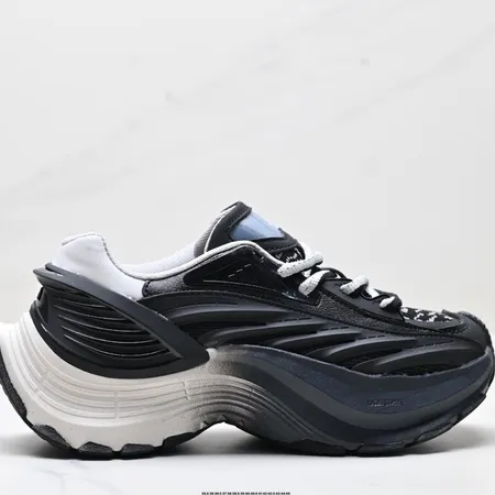 アディダス スニーカー