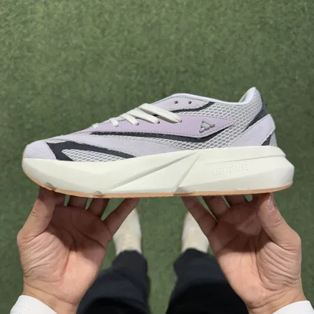 アディダス スニーカー