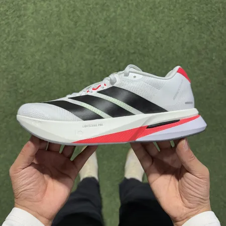 アディダス スニーカー