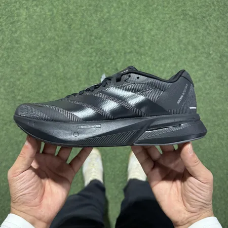 アディダス スニーカー