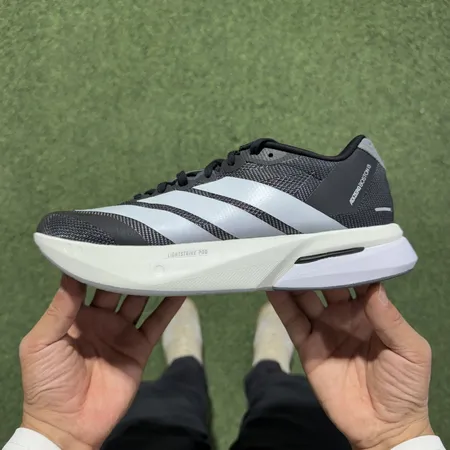 アディダス スニーカー