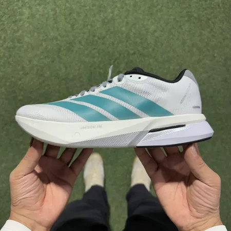 アディダス スニーカー