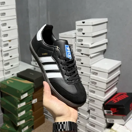 アディダス カジュアルシューズ