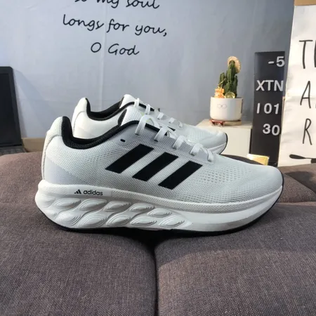 アディダス スニーカー