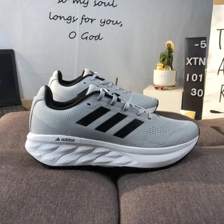 アディダス スニーカー