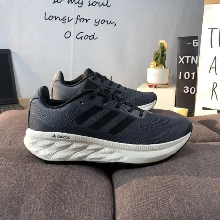 アディダス スニーカー