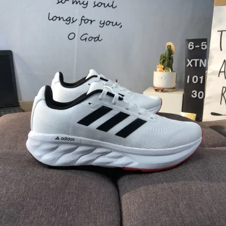 アディダス スニーカー