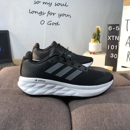 アディダス スニーカー