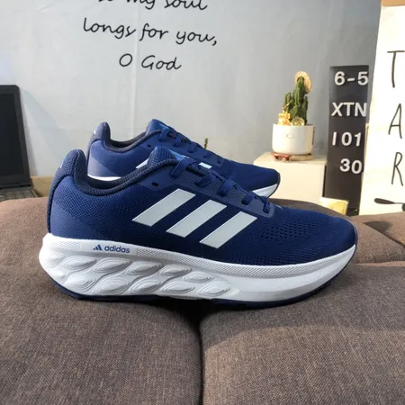 アディダス スニーカー