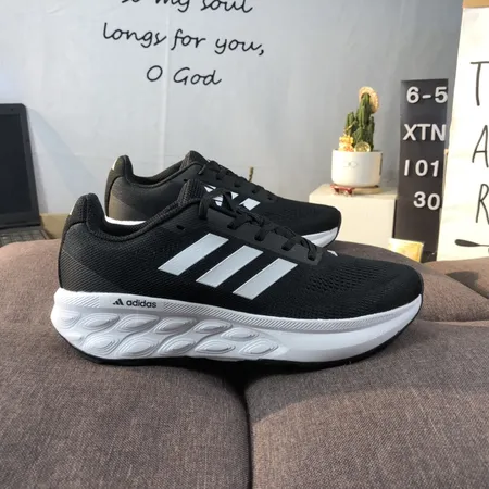 アディダス スニーカー