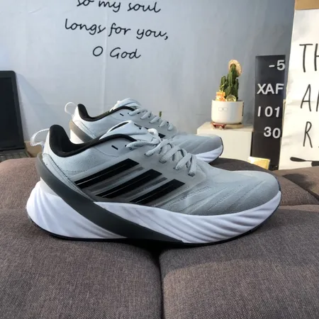 アディダス スニーカー