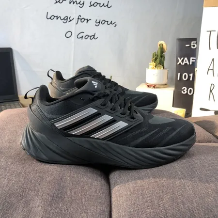 アディダス スニーカー