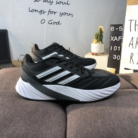 アディダス スニーカー