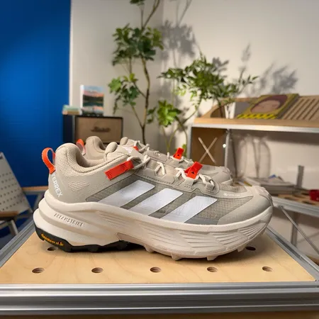 アディダス スニーカー