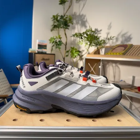 アディダス スニーカー