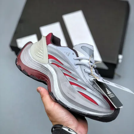 アディダス スニーカー