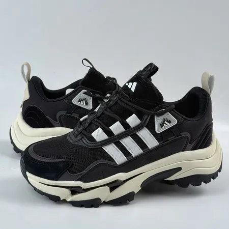 アディダス スニーカー