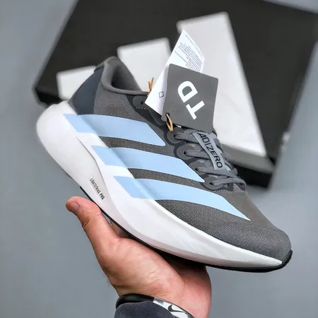 アディダス スニーカー