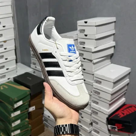 アディダス カジュアルシューズ